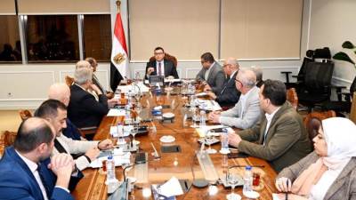 وزير الإسكان يتابع خطة مد وتدعيم شبكات مياه الشرب والصرف الصحى للعام المالى الحالى