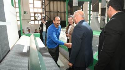 وزير الصناعة والنقل يفتتح خط إنتاج اكشاك الكهرباء المدمجة المخصصة للتصدير بمصنع شركة ABB