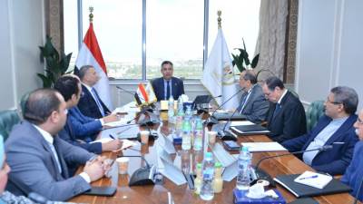 وزير التموين يجتمع مع شركات السكر التابعة للوزارة لمتابعة انتظام العمل والاطمئنان على الاحتياطي الاستراتيجي