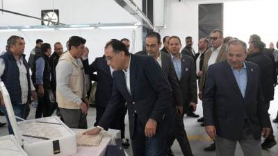 رئيس الوزراء يتفقد مصنعي "ستريت ايه جينز" للملابس الجاهزة و "أنتيك" للملابس والمفروشات