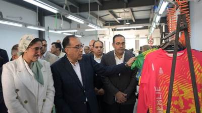 رئيس الوزراء يتفقد مصنع " إيمرلي" لطباعة الأقمشة وقطع الليزر