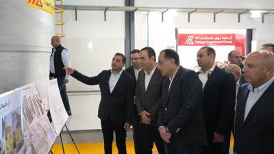 رئيس الوزراء يتفقد مصنع "إي بي إم تكستايل" للملابس الجاهزة