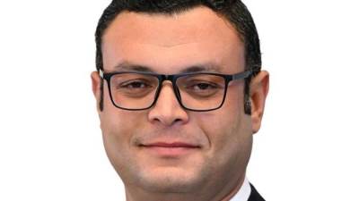 وزير الإسكان يهنىء "المقاولون العرب" على توقيع "بروتوكول اتفاق لدراسة الطريق الاستراتيجي تشاد-ليبيا-مصر''