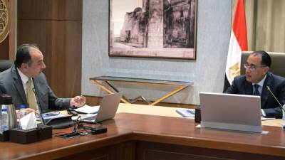 رئيس الوزراء يُتابع مع وزير قطاع الأعمال العام موقف تطوير قطاع القطن والغزل والنسيج