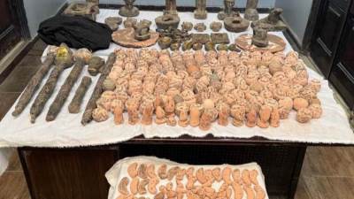 ضبط تشكيل عصابي بأسيوط بحوزته 388 قطعة أثرية مقلدة بقصد النصب والإحتيال على المواطنين