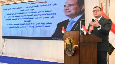 وزير الإسكان يسلم عدداً من محاضر استلام الأراضى المضافة لمدينة العبور الجديدة لمستحقيها