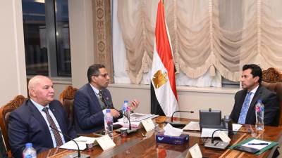وزير الرياضة يبحث مجموعة من ملفات ومستهدفات المصارعة مع مجلس إدارة الاتحاد بتشكيله الجديد