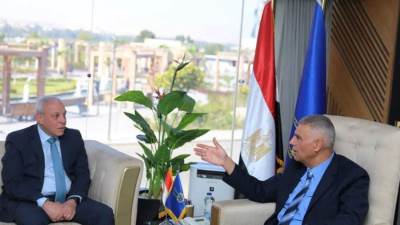 رئيس هيئة تنمية الصعيد يبحث مع محافظ أسوان سبل التعاون المشترك لتنفيذ مشروعات تنموية في محافظة أسوان