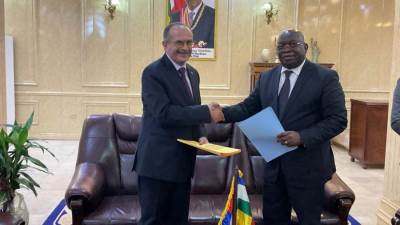 رئيس أفريقيا الوسطى يرحب بـ"المقاولون العرب".. وتوقيع بروتوكول لإعادة تأهيل طريق بطول 194 كيلو