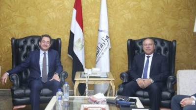  وزير الصناعة والنقل والسفير الفرنسي بالقاهرة يوقعان خطة عمل  مشروع الخط السادس لمترو أنفاق القاهرة