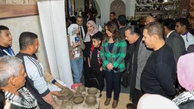 وزيرة التنمية المحلية تتفقد جناح برنامج تنمية الصعيد ومنصة " أيادي مصر" لمتابعة جهود دعم أصحاب الحرف التراثية واليدوية