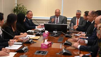 وزير الصناعة والنقل يلتقي رئيس شركة شين فينج إيجيبت الصينية لبحث مستجدات خطة إنشاء مجمع صناعي متكامل يضم 9 مصانع بإجمالي استثمارات 1,65 مليار دولار