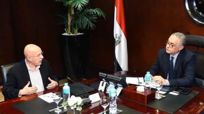 أكبر منتج للأقمشة المصبوغة والقمصان في العالم يبحث إنشاء مصنع في مصر