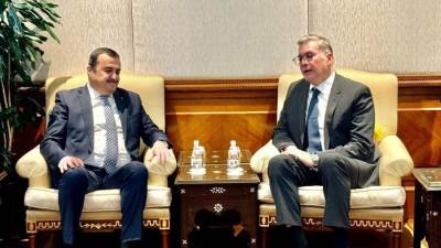 جلسة مباحثات مع وزير الطاقة والمناجم والطاقات المتجددة الجزائري