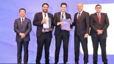 وزير العمل يُسلم عقود عمل..منها لذوي همم..ويُكرم الـ20 شركة الأعلى توظيفًا