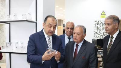 وزير قطاع الأعمال العام يتفقد فرع "عمر أفندي" بميدان روكسي بعد تطويره