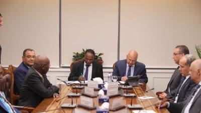 وزير الصناعة والقائم بأعمال وزير النقل السوداني يوقعان على محضر الإجتماع الأول للجنة المصرية السودانية المعنية بدراسة الربط السككي بين مصر والسودان