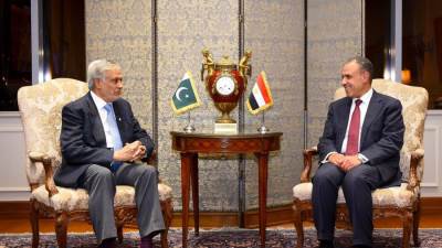 وزير الخارجية والهجرة يلتقي بنائب رئيس وزراء ووزير خارجية باكستان