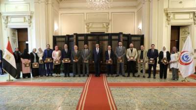 وزير الصحة يكرم الفريق الطبي بمستشفى القناطر الخيرية العام بعد حصوله على اعتماد هيئة الرقابة الصحية