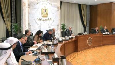 رئيس الوزراء يلتقي عدداً من مسئولي الشركات الإماراتية لمناقشة مشروعات استثمارية