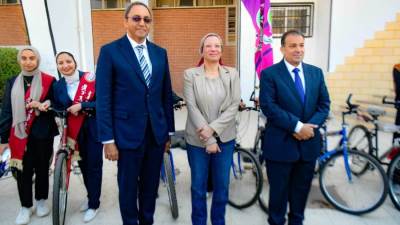 وزيرة البيئة تسلم ٣٠ دراجة على الفائزين من مسابقة "صحتنا من صحة كوكبنا" بجامعة جنوب الوادي.