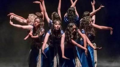 فرقة "عوالم خفية" تقدم عرضًا مميزًا في حفل ختام مهرجان فنون الأداء