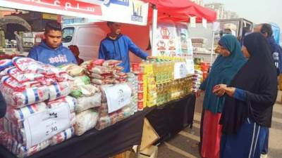 القابضة للصناعات الغذائية تطرح السلع فى سوق اليوم الواحد بقنا بأسعار مخفضة