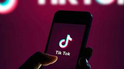 بعد شهر من مقتل طالب على يد زميله .. ألبانيا تحظر تطبيق "تيك توك" لمدة عام