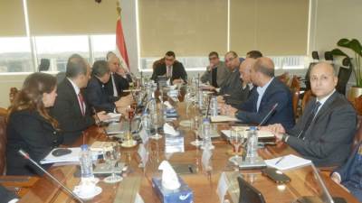 وزير الإسكان يعقد اجتماعاً مع مسئولى شركة "سيتي إيدج" لمتابعة موقف تسويق الوحدات بالمدن الجديدة