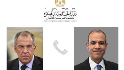 وزير الخارجية يبحث مع نظيره الروسي أوجه التعاون الثنائي بين البلدين