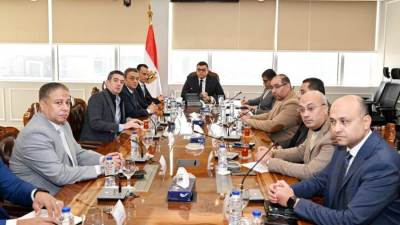 وزير الإسكان يتابع معدلات تسويق عدد من المشروعات