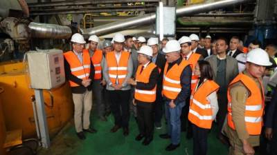 وزيرا الزراعة في مصر والأردن ومحافظ البحيرة يتفقدون مصنع النوبارية للسكر 