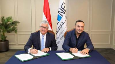 باستثمارات 8.8 مليون دولار.. رئيس اقتصادية قناة السويس يوقع عقد مشروع "دينم ريز" التركية لصناعة الملابس بالقنطرة غرب الصناعية