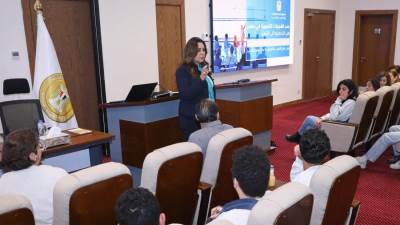 وزيرة التنمية المحلية تستقبل وفداً من طلاب مدرسة "فيلوباتير" المصرية بكندا