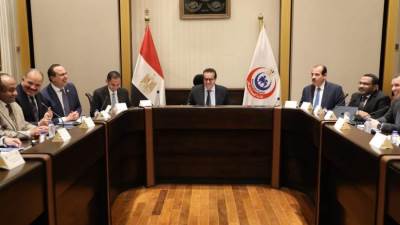 عبدالغفار يكرّم قيادات القطاع الصحي السابقين تقديرًا لجهودهم في تحسين الخدمات الصحية