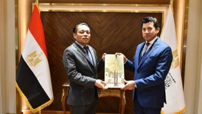 وزير  الشباب والرياضة يستقبل السفير الماليزي بمصر 