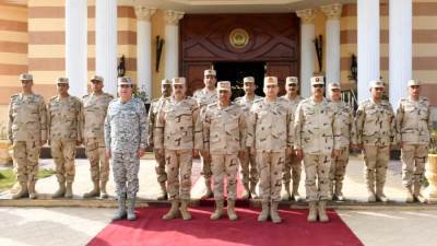 الفريق أول عبد المجيد صقر القائد العام للقوات المسلحة وزير الدفاع والإنتاج الحربى يتفقد أحد تشكيلات قوات الدفاع الجوى ويلتقى عدداً من المقاتلين