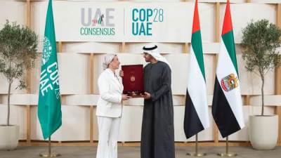 رئيس الإمارات يمنح وزيرة البيئة المصرية وسام زايد الثانى من "الطبقة الأولى"