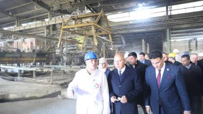 وزير الصناعة يتفقد سير العمل وخطوط الإنتاج بشركة النصر للمسبوكات ويلتقي العاملين بالشركة