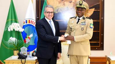 وزير الخارجية يلتقى الرئيس الجابونى خلال زيارته إلى ليبرفيل