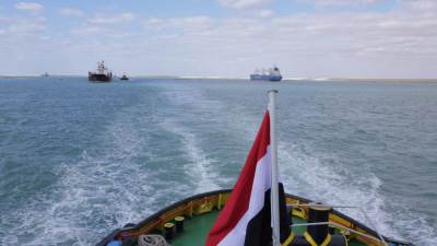 الفريق أسامة ربيع:"نجاح التشغيل التجريبي لمشروع ازدواج قناة السويس في البحيرات المرة الصغرى بعبور  سفينتين بالمجرى الجديد" 