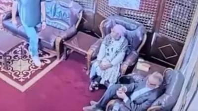 لحظة هروب مدير منظمة الصحة العالمية أثناء قصف إسرائيل لمطار صنعاء