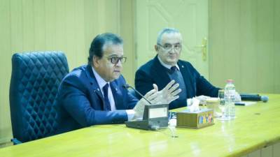 نائب رئيس مجلس الوزراء وزير الصحة يعقد اجتماعا مع الأطباء والفرق الطبية بمعاهد (التغذية والسكر والكبد) 