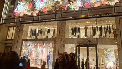 باريس تشهد انتعاشا سياحيا وتجذب أنظار العالم للاحتفال بعيد الميلاد و العام الجديد