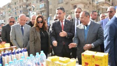 وزيرا التموين والتنمية المحلية ومحافظ القاهرة يفتتحون “سوق اليوم الواحد” ومنافذ خدمية جديدة