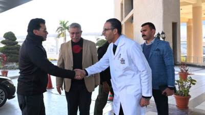 وزير الرياضة يصل المستشفي للاطمئنان علي الحالة الصحية للاعب إبراهيم شيكا