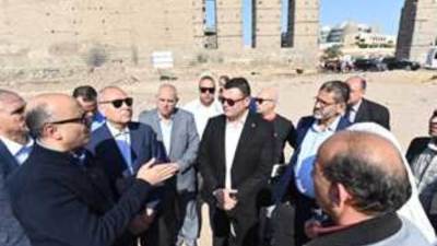 وزير الإسكان: تطوير سور مجرى العيون وفق توجيهات الرئيس السيسى للقضاء على العشوائيات