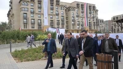 رئيس الوزراء يتفقد مشروع "أرابيسك" بسور مجرى العيون ويُسلم عقود عددٍ من الوحدات للمُستفيدين