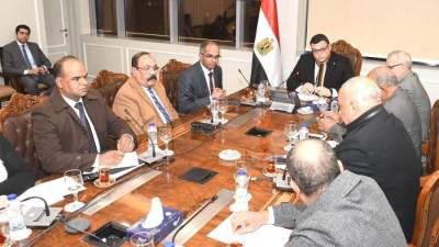 وزير الإسكان يلتقي نواب البرلمان عن محافظة أسوان ليحث شكاوى المواطنين بشأن ضعف وصول المياه لعدد من المناطق بالمحافظة