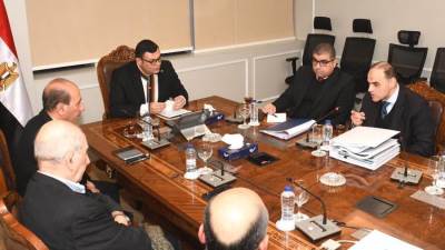 وزير الإسكان يعقد اجتماعاً مع شركات المقاولات العاملة ومسئولي مشروع تطوير موقع التجلى الأعظم